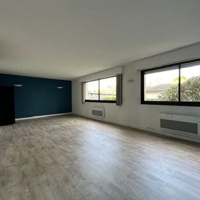 Commerce 2 pièces 810 €