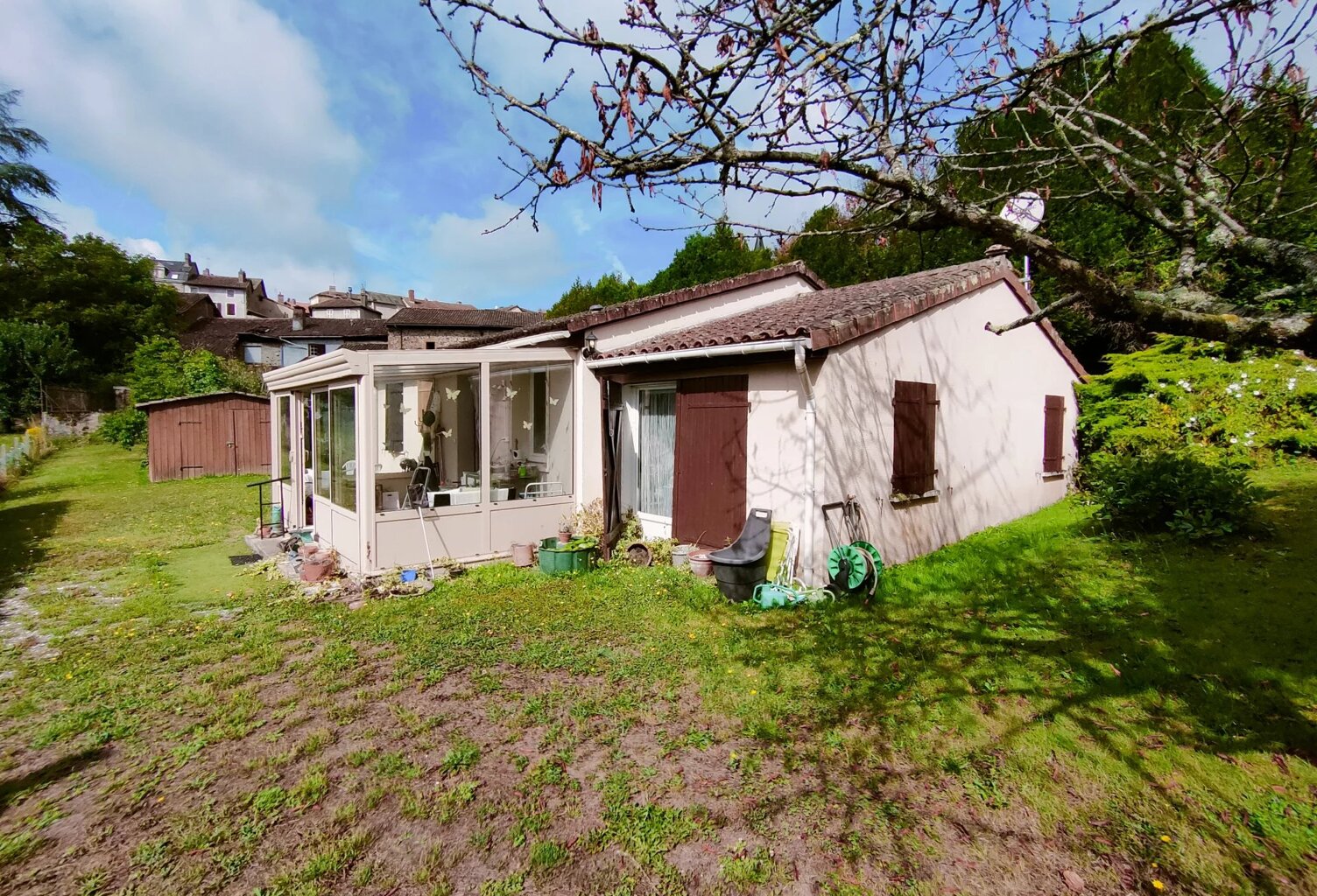 Maison de plain pied avec beau terrain au centre ville — photo 1