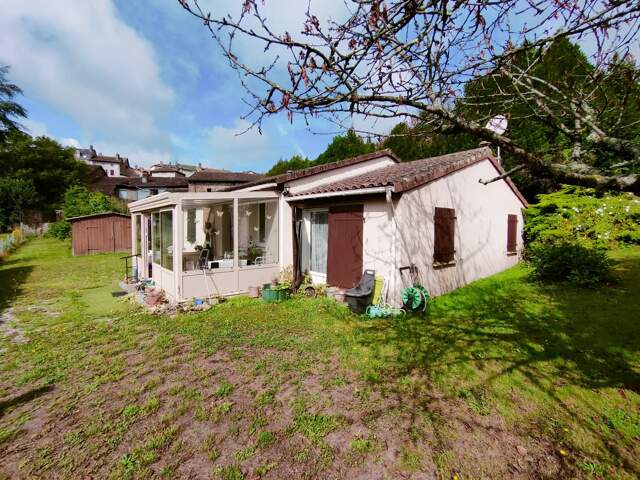 Maison de plain pied avec beau terrain au centre ville — photo du bien