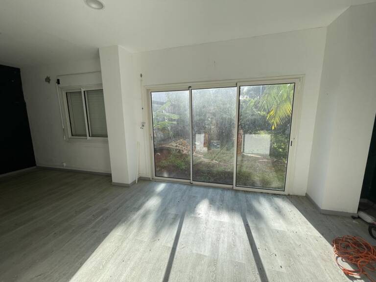 Local professionnel de 90 m2 au centre ville de Saint André — photo 1