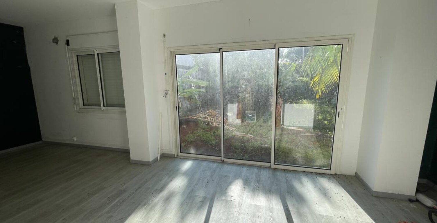 Local professionnel de 90 m2 au centre ville de Saint André — photo 1