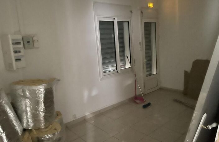 Local professionnel de 90 m2 au centre ville de Saint André — photo 2