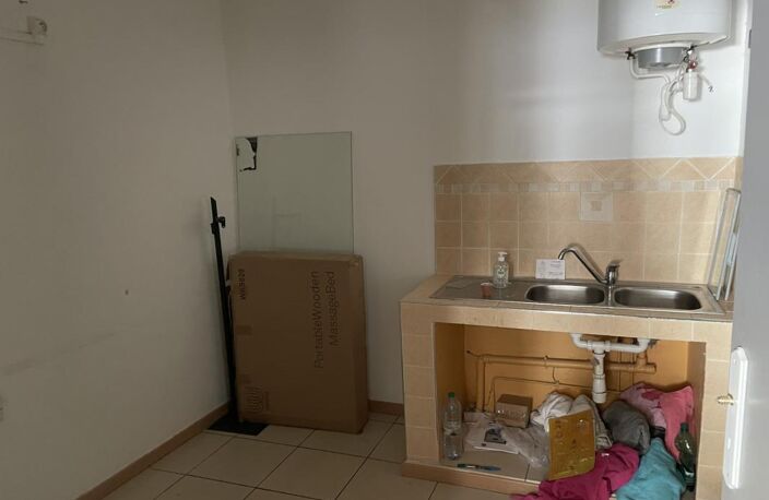 Local professionnel de 90 m2 au centre ville de Saint André — photo 4
