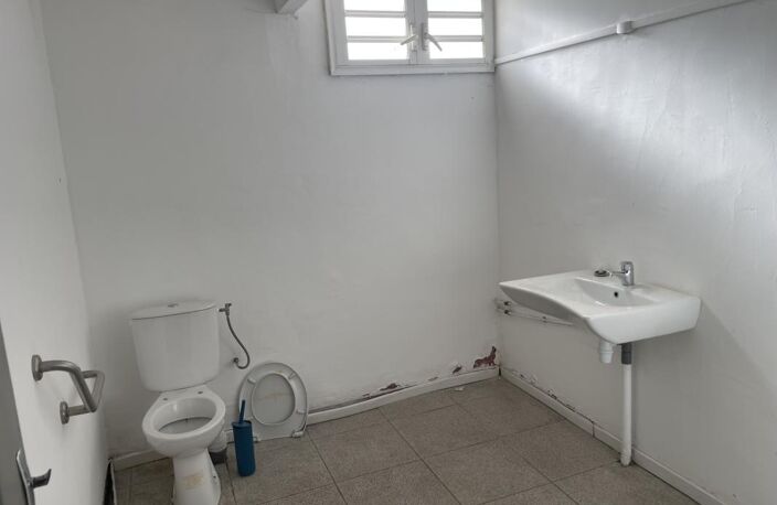Local professionnel de 90 m2 au centre ville de Saint André — photo 5