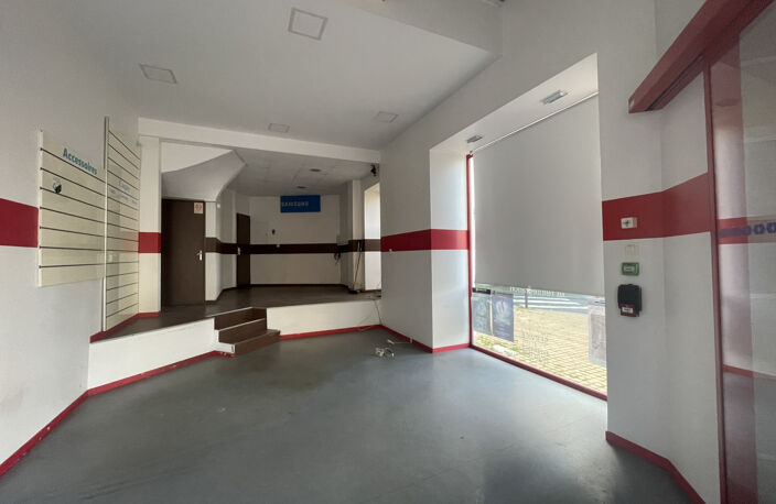 A LOUER - LOCAL COMMERCIAL - SECTEUR GARE — photo 4