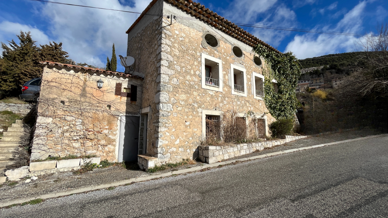 maison 5 pièces 150 m2 à vendre à Escragnolles (06460)