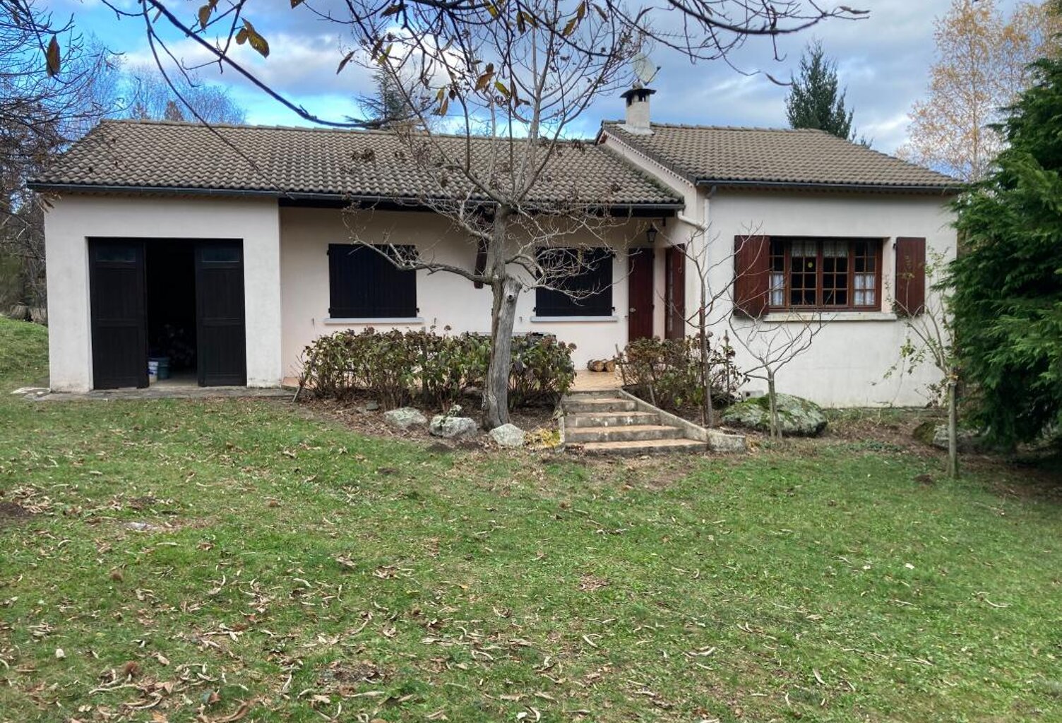 Maison individuelle de plein pied sur très beau terrain arboré — photo 1