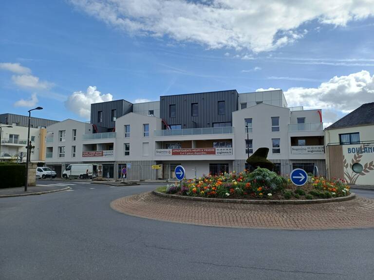 Ensemble résidentiel comprenant 23 appartements et 2 cellules commerciales — photo 1