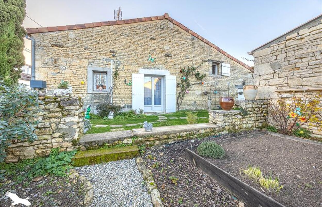 maison 7 pièces 132 m2 à vendre à Saint-Saturnin-du-Bois (17700)