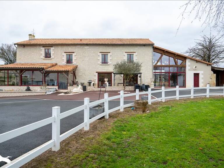 Maison en pierre de 7 pièces principales — photo 1
