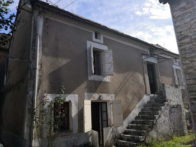 Maison en pierre de 5 pièces principales — photo du bien