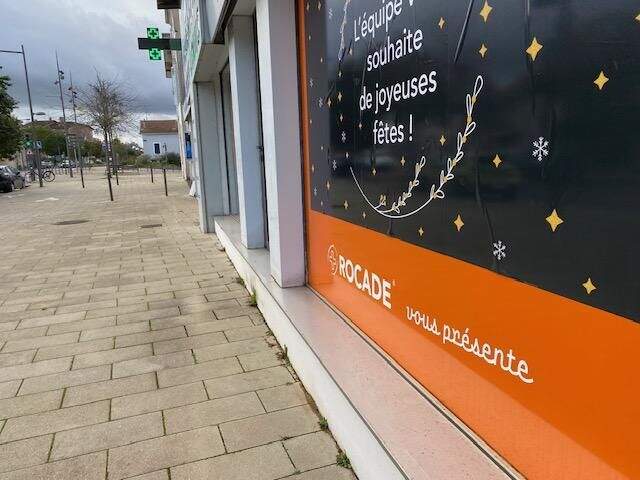 Bien Commercial 150m²  À Louer — photo du bien