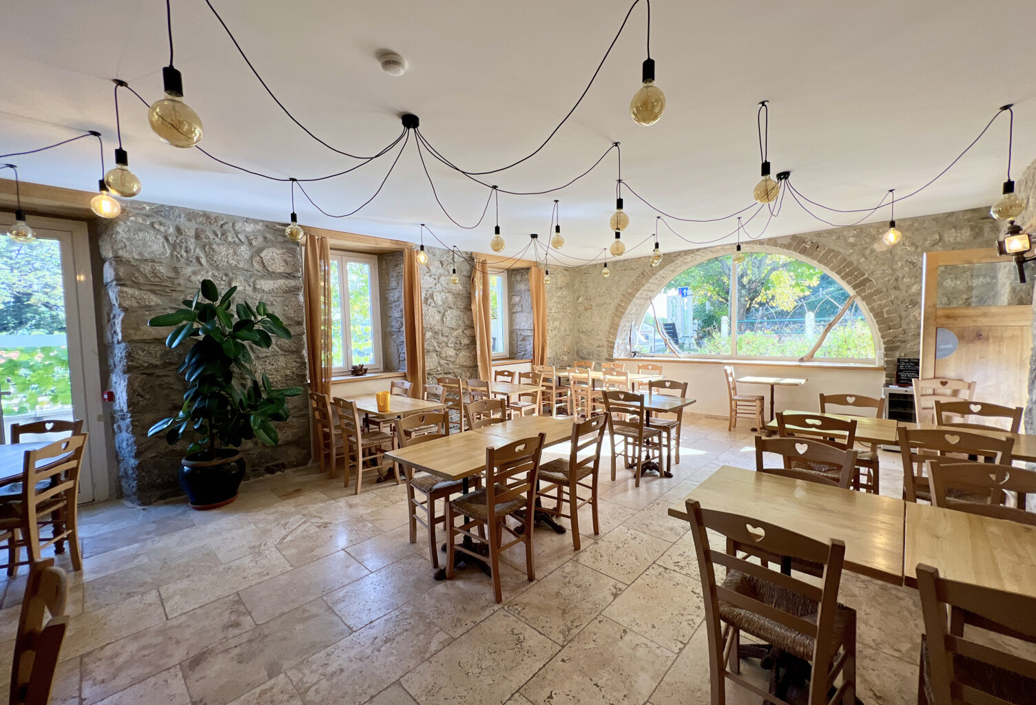 Hôtel, auberge, restaurant — photo 1