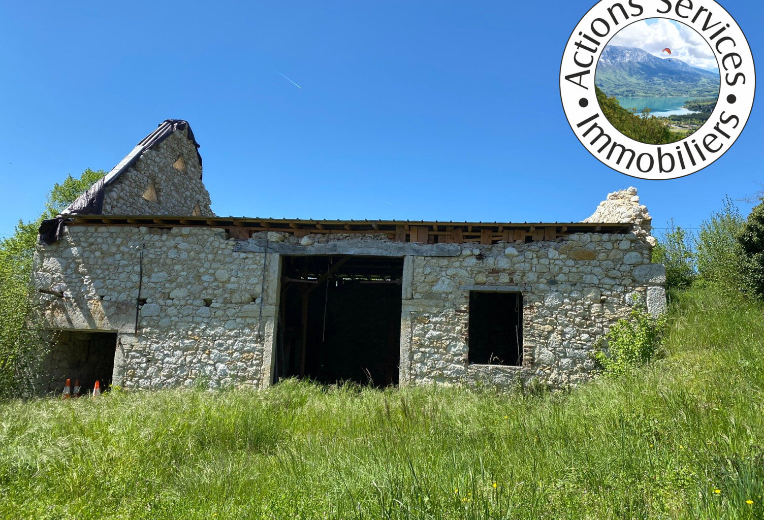 GRANGE EN PIERRE EN RUINE A RECONSTRUIRE — photo 1