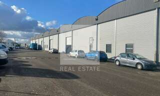 Commerce  2570 m² à louer à Saint-Priest (69800)