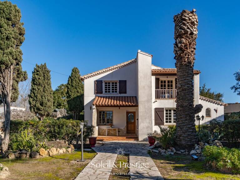 Villa — photo 1
