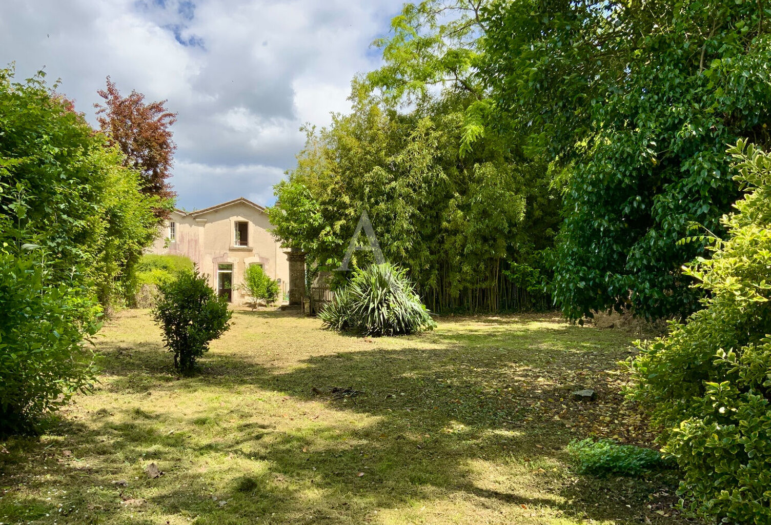 Maison avec dépendances proche de Jonzac — photo 1