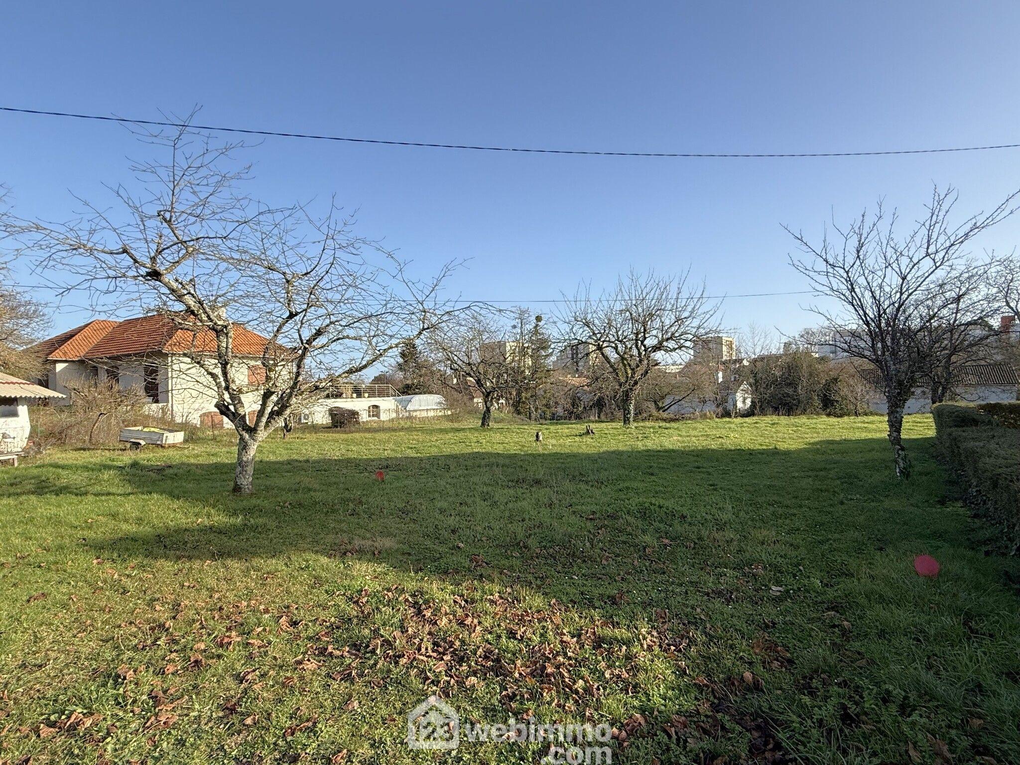 Photo Terrain constructible - 2944m² - Poitiers image 1/4