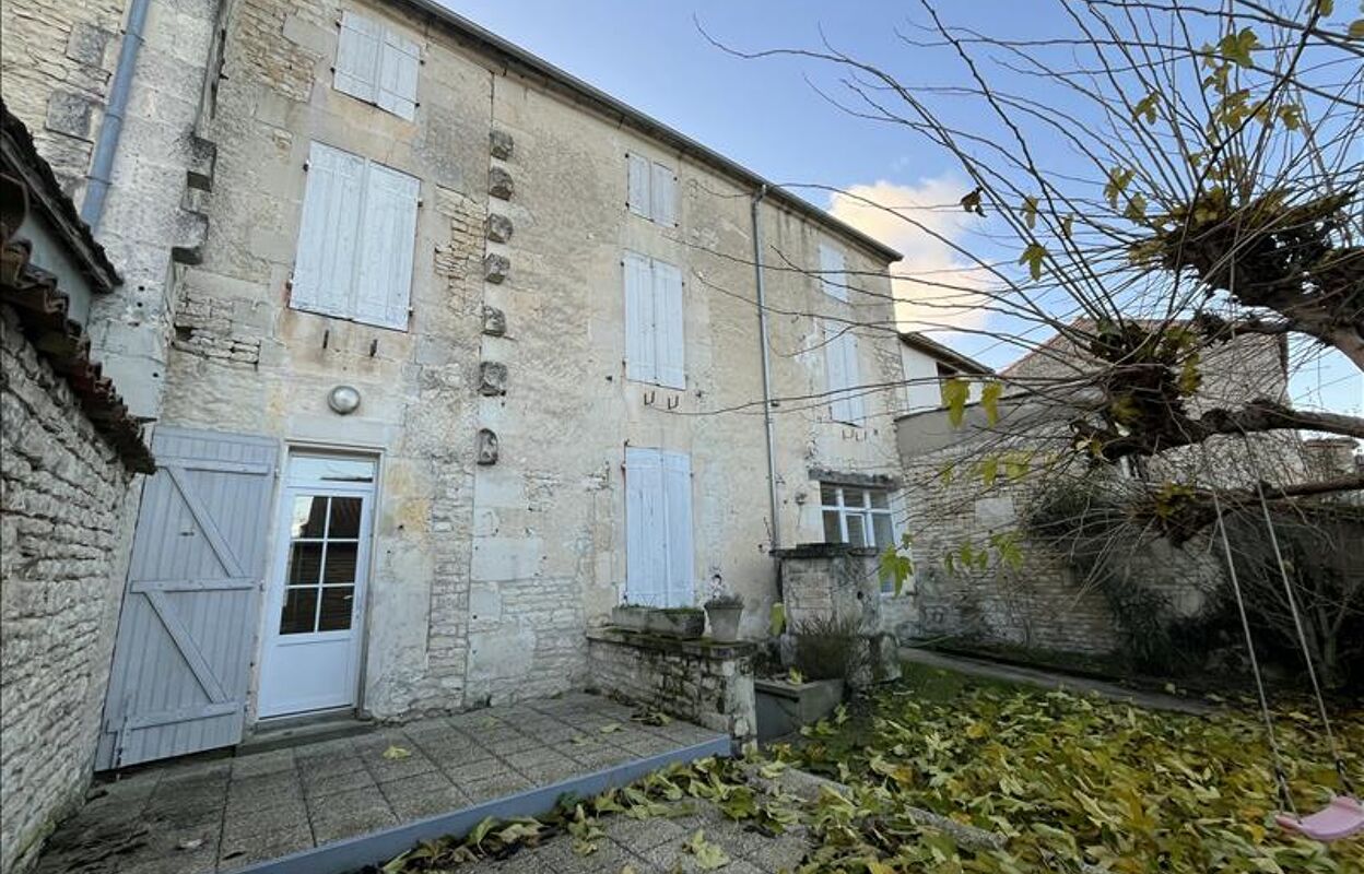 maison 10 pièces 227 m2 à vendre à Rouillac (16170)