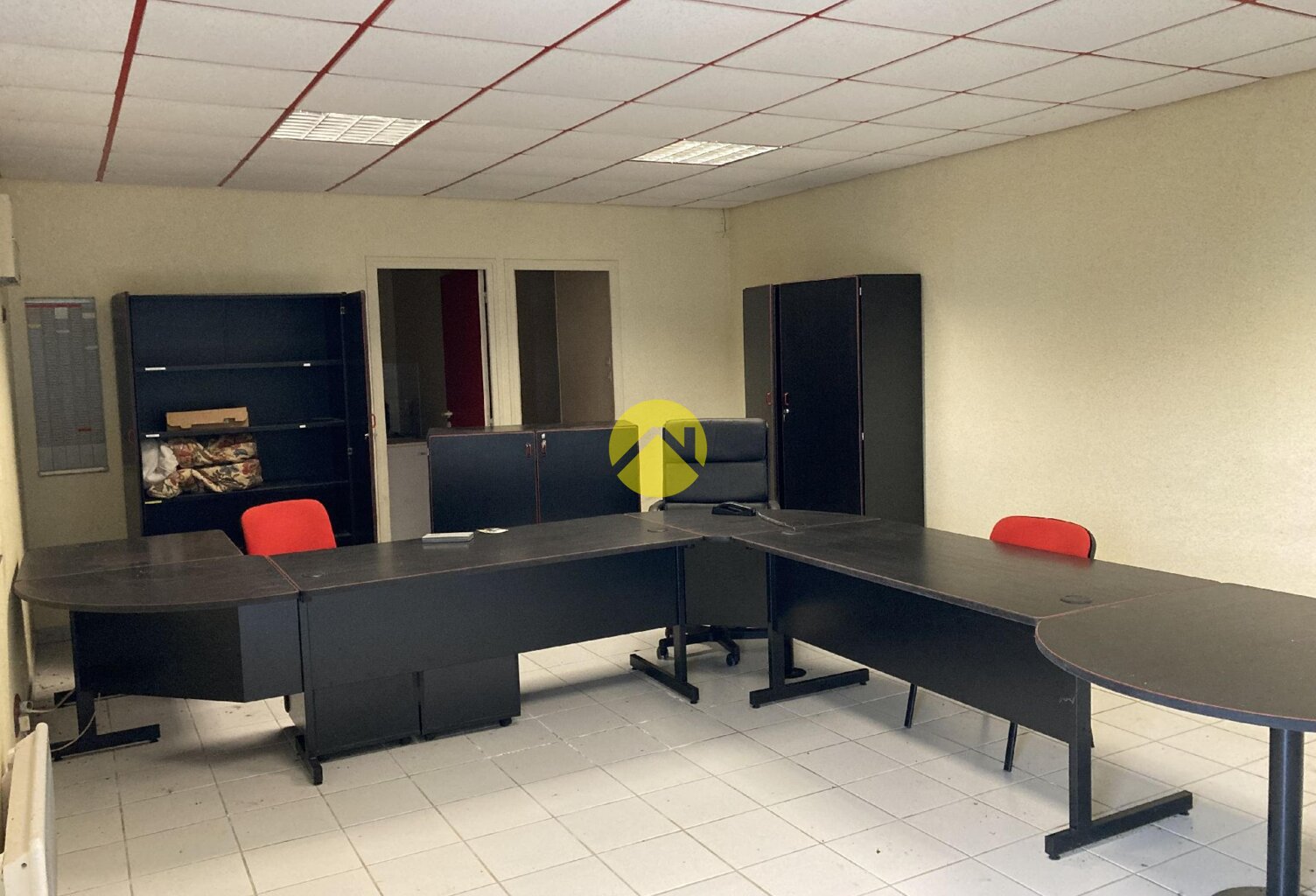 LOCAL AVEC BUREAU  SUR AVORD — photo 1