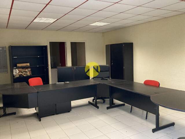 LOCAL AVEC BUREAU  SUR AVORD — photo du bien
