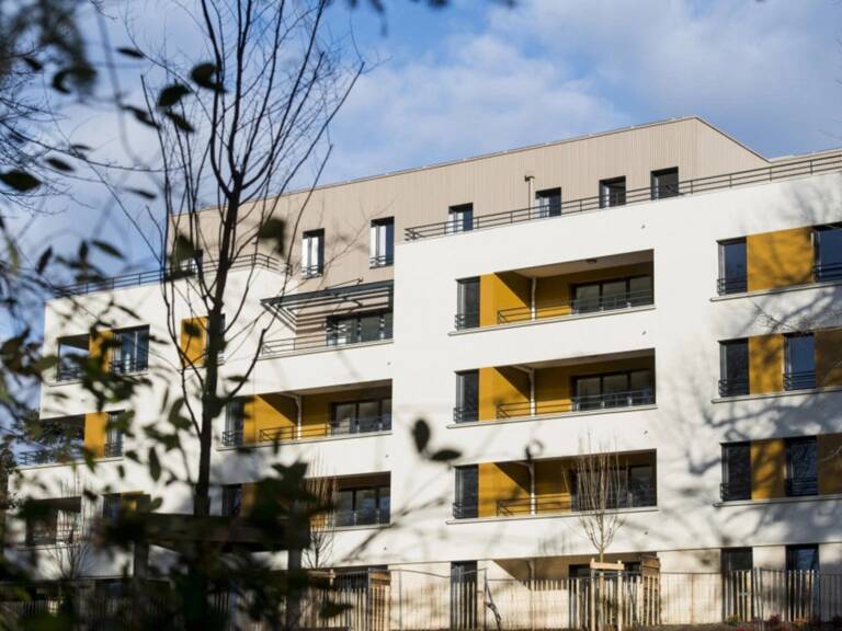 T3 - centre de Trévoux - Terrasse et Garage — photo 1