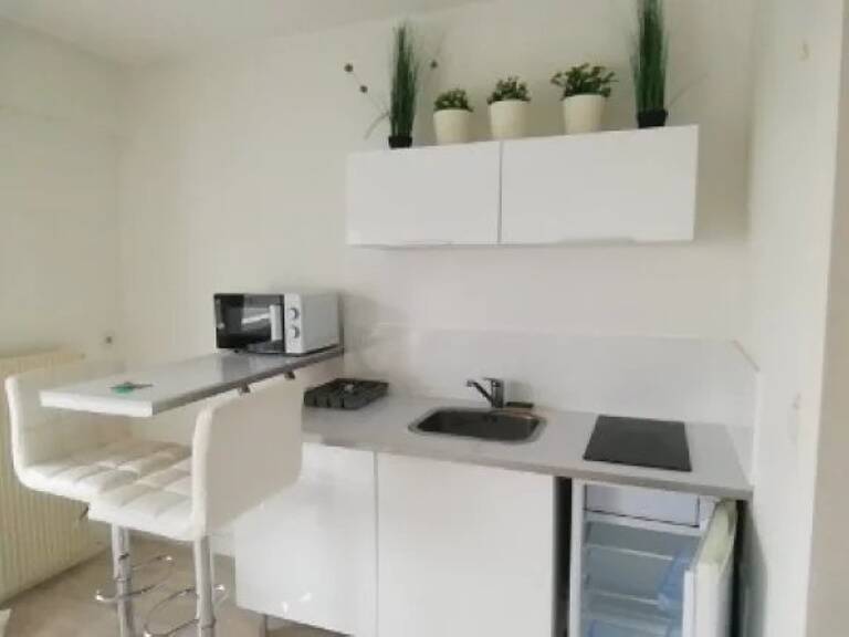 STUDIO MEUBLE AVEC BALCON - MACON — photo 1