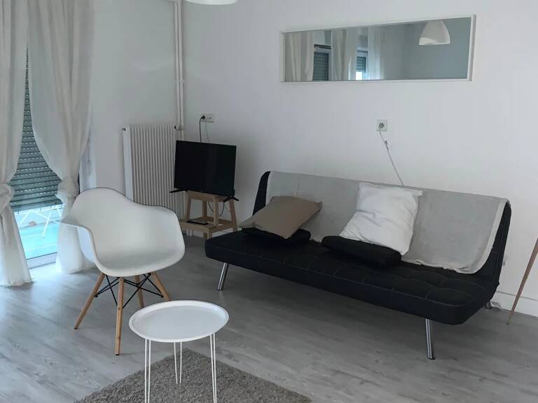 JOLI STUDIO MEUBLEE  AVEC BALCON - MACON — photo 1