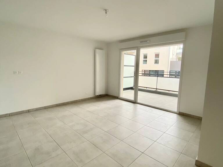 T2 avec balcon en plein centre de CHASSELAY — photo 1