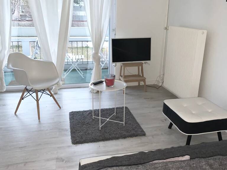 JOLI STUDIO MEUBLE AVEC BALCON - MACON — photo 1