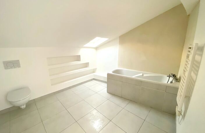 JOLI T3 EN DUPLEX ENTIEREMENT RENOVE - VILLEFRANCHE — photo 5
