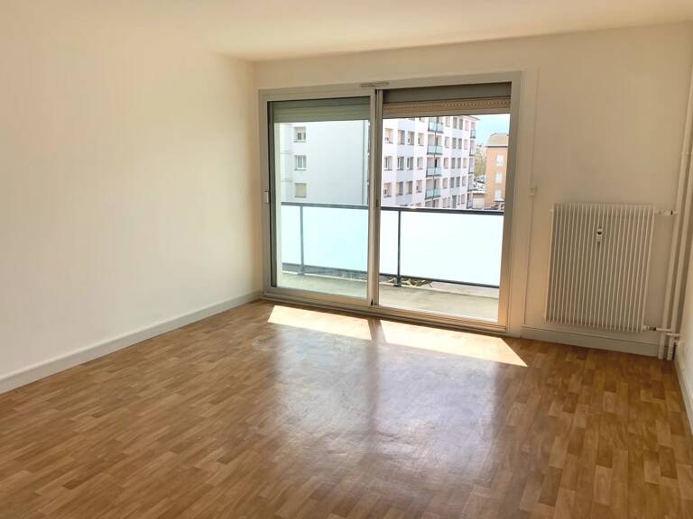 T3 LUMINEUX AVEC BALCON A BOURG-EN-BRESSE — photo 1