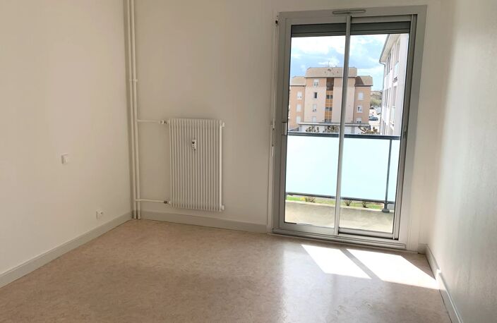 T3 LUMINEUX AVEC BALCON A BOURG-EN-BRESSE — photo 4
