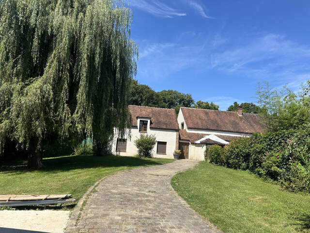 Propriété d'exception dans commune au pied de Sens 50 minute — photo du bien