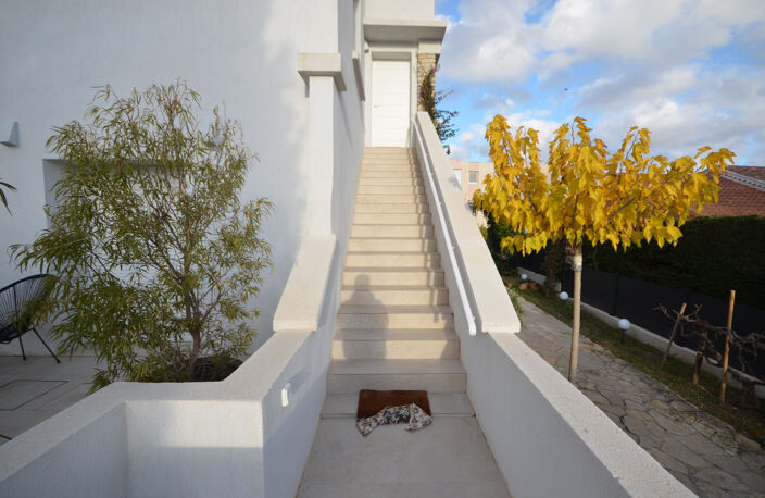 Location haut de Villa en duplex de 110m2 à Portissol meublé — photo 2