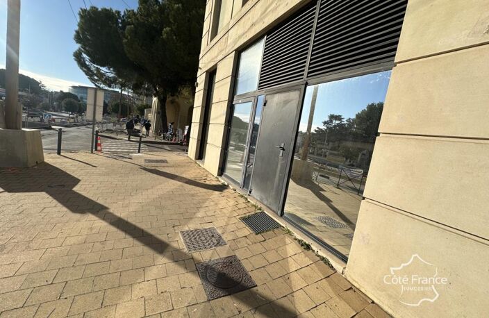 Local 81 m2 Pompignane — photo 2
