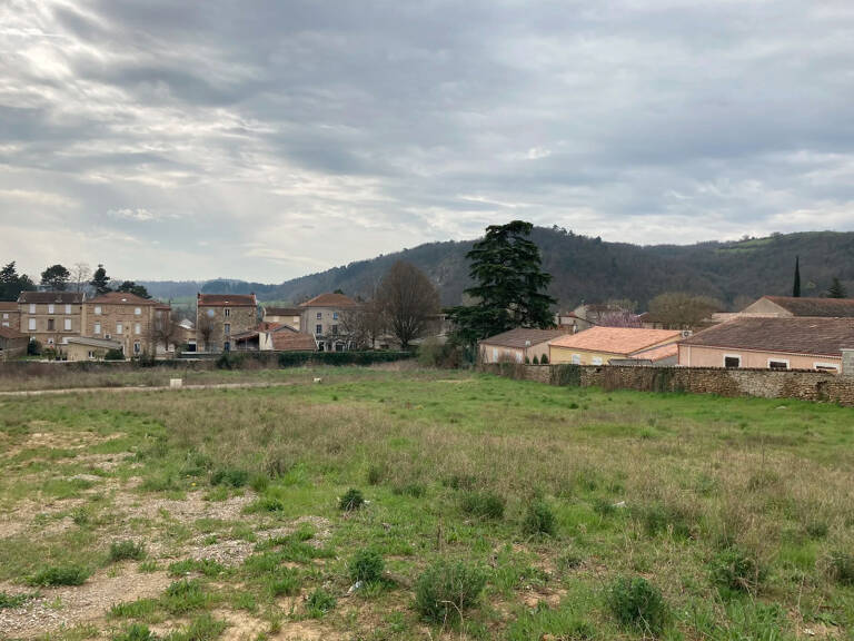 Terrain constructible 707 m² - Saint-Uze — photo 1