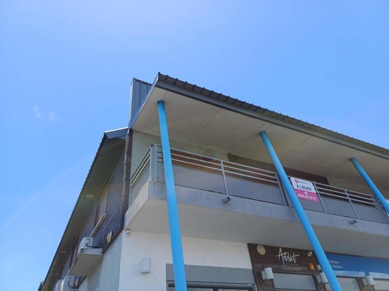 Local professionnel 86.49 m² St. André — photo 1