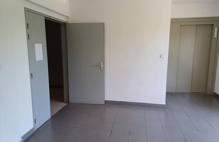 Local professionnel 86.49 m² St. André — photo 2