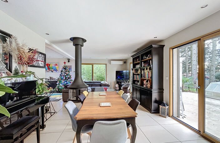 MAISON FAMILIALE D'EXCEPTION À CHARBONNIÈRES-LES-BAINS AVEC — photo 2