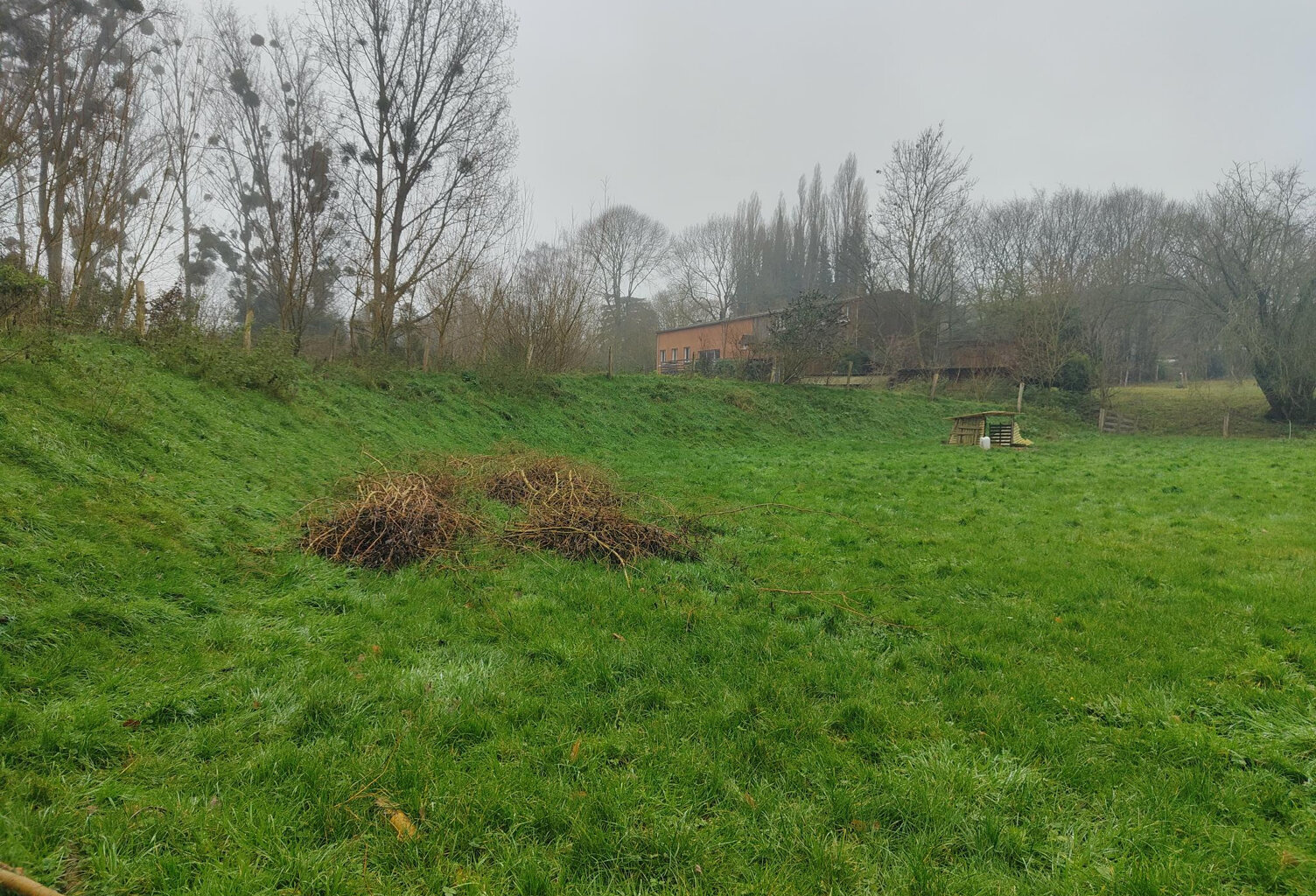 SUPER TERRAIN A BATIR SUR UNE SURFACE DE 940 M2 AU CALME A 1 — photo 1