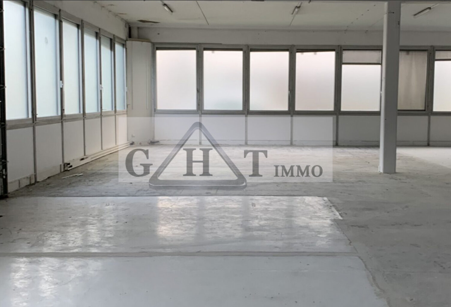ENTREPOT 819 M² A LOUER GENNEVILLIER — photo 1