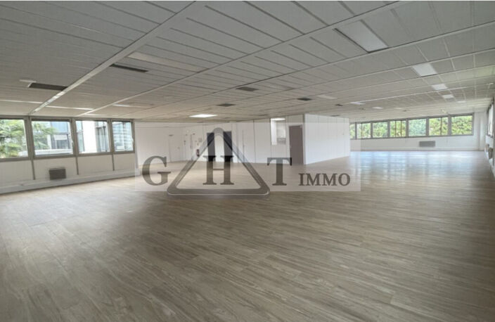 ENTREPOT 819 M² A LOUER GENNEVILLIER — photo 2