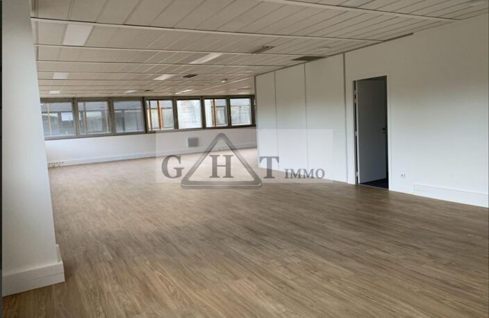 ENTREPOT 819 M² A LOUER GENNEVILLIER — photo 3