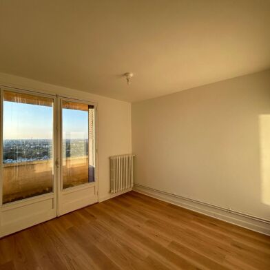 Appartement 4 pièces 910 €