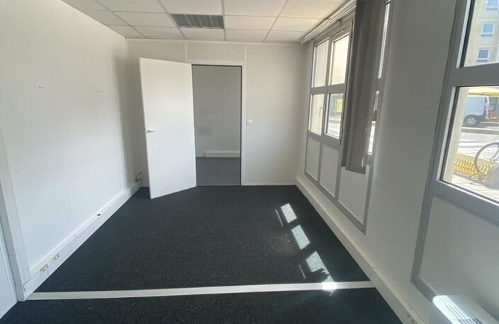 BUREAUX à LOUER — photo 2