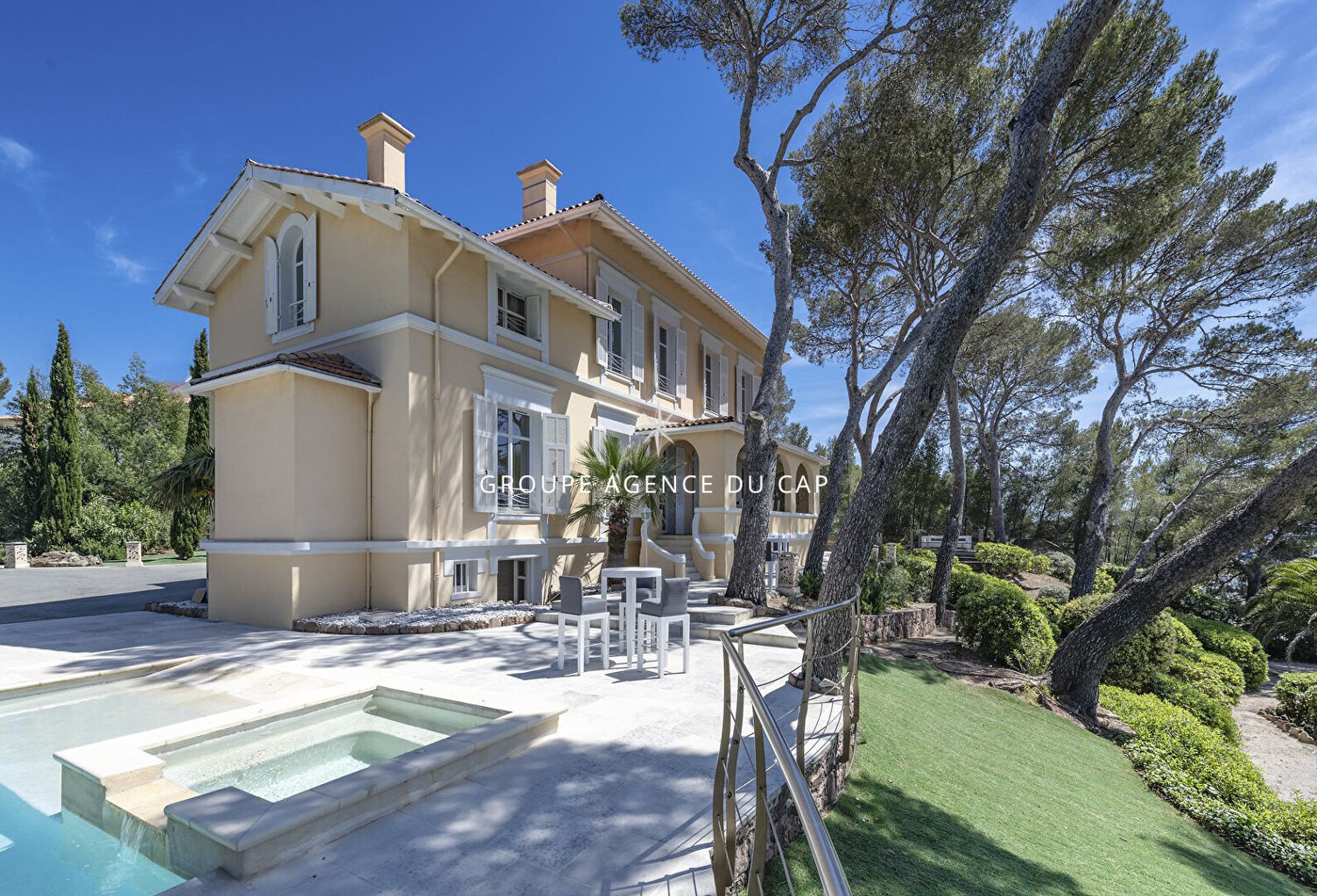 VILLA DE CARACTERE SUR LE PORT SANTA LUCIA VUE MER TOUT A PIED AVEC PISCINE A SAINT RAPHAEL — photo 1