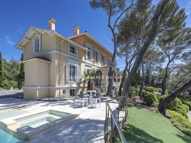 VILLA DE CARACTERE SUR LE PORT SANTA LUCIA VUE MER TOUT A PIED AVEC PISCINE A SAINT RAPHAEL — photo 1