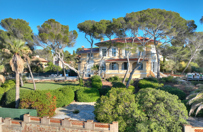 VILLA DE CARACTERE SUR LE PORT SANTA LUCIA VUE MER TOUT A PIED AVEC PISCINE A SAINT RAPHAEL — photo 2