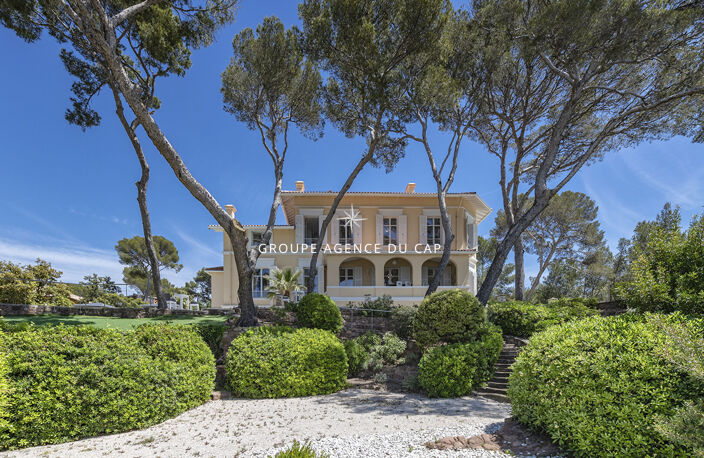 VILLA DE CARACTERE SUR LE PORT SANTA LUCIA VUE MER TOUT A PIED AVEC PISCINE A SAINT RAPHAEL — photo 4